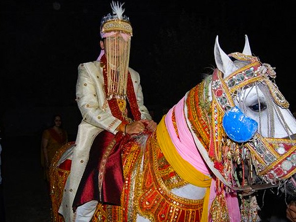 घोड़ी चड़ना: