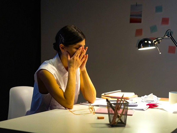 वर्कहॉलिज़्म के लिए महिलाओं को अधिक जोखिम क्यों है