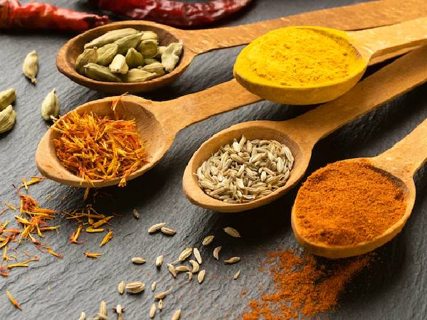 गरम मसाले और जड़ी बूटिया