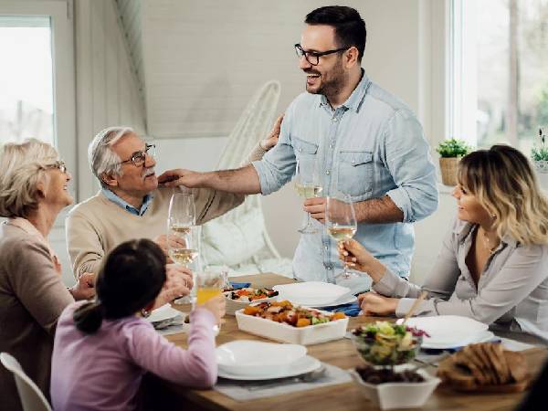 बड़ों पर लगाएं रोक