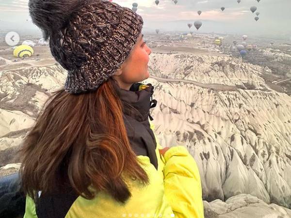 येलो एंड ब्लैक जैकेट एंड कैप