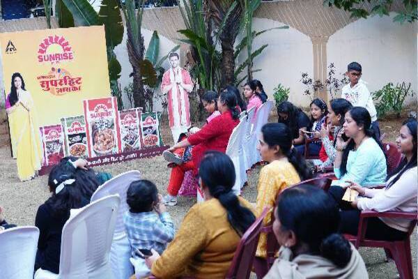 महिलाएं टास्क जीतकर ले रहीं गिफ्ट हैंपर 