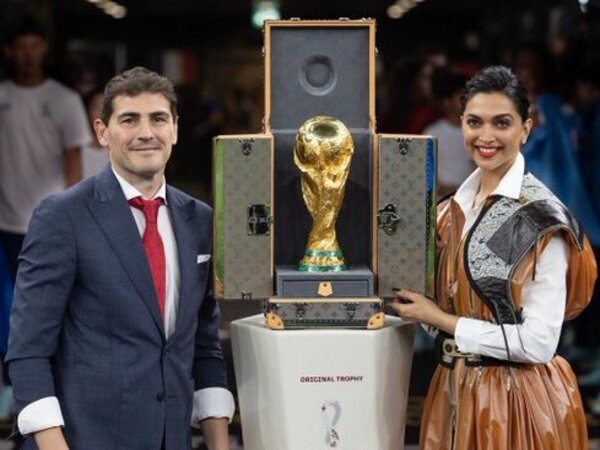 यूनीक और शानदार आउटफिट के साथ ब्लैक बूट्स यूनीक और शानदार आउटफिट के साथ ब्लैक बूट्स