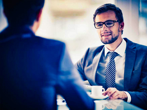 आई कॉन्टैक्ट ना करना