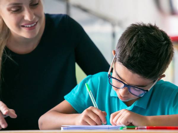 मिथक 1 - ‘बच्चों के साथ सख्ती से आए पेश’