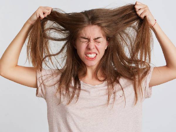 बेजान बालों को दे मजबूती