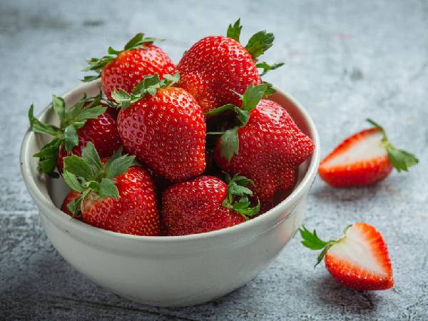 स्ट्रॉबेरी और बादाब स्क्रब स्ट्रॉबेरी और बादाब स्क्रब