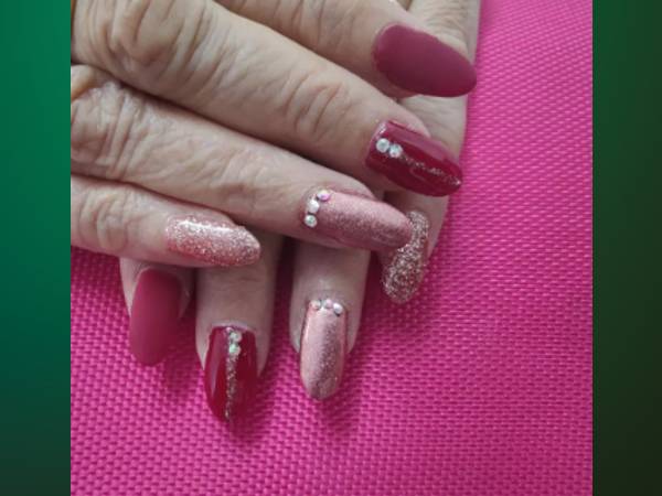 स्टोन वर्क नेल आर्ट