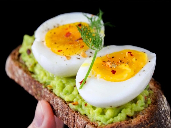 एक अंडे में 8.2 एमसीजी विटामिन डी