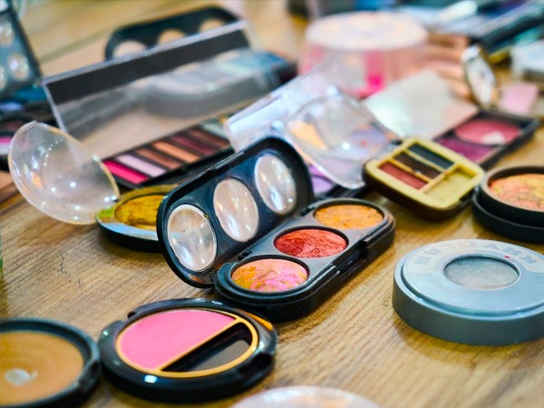 सभी मेकअप प्रोडक्ट की एक्सपायरी डेट जरूर देंखे