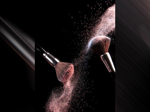 आईमेकअप को उतारने में जल्दीबाजी ना करें