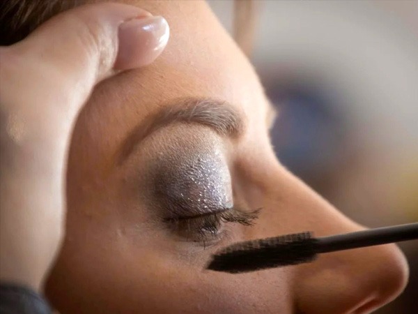 अपना आई मेकअप किसी के साथ ना शेयर करें