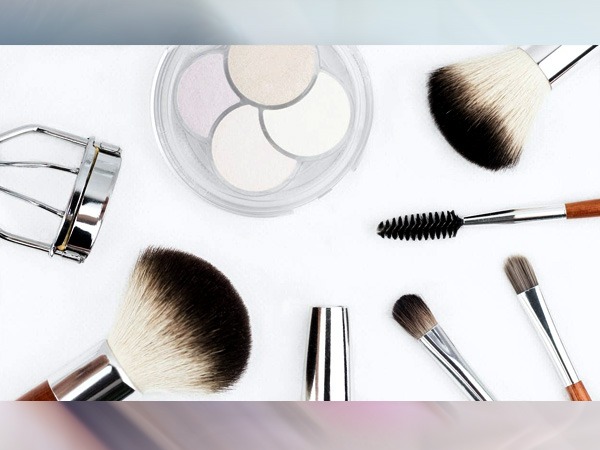 वॉटर लाइन को छोड़क आंखों का मेकअप करें