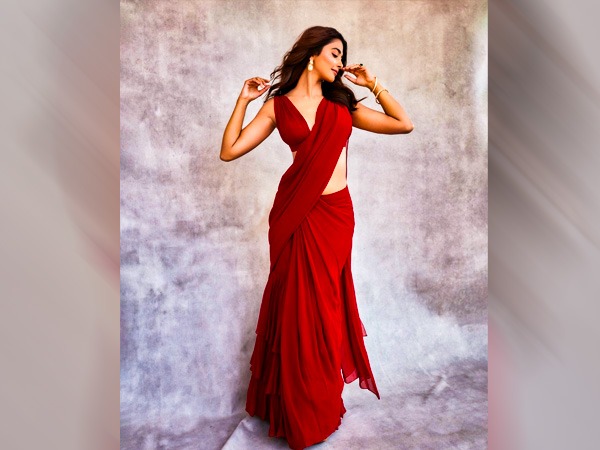 डिजाइनर अर्पिता मेहता के लेबल की पहनी रेड साड़ी 
