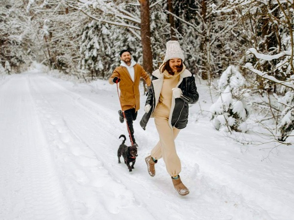 ठंड के अनुसार ट्रैक सूट और विंटर वियर पहने