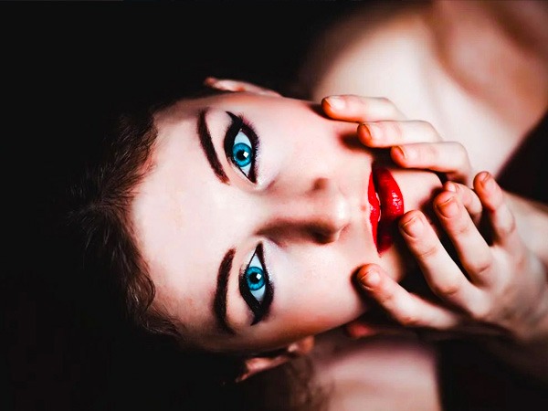 फेस पर बहुत ज्यादा फाउंडेशन 