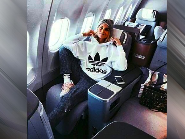 क्लींजिंग वाइप्स से चेहरा साफ करें