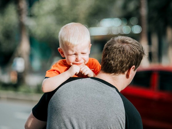 स्टेप 4: उनका पसंदीदा नाश्ता अपने बैग में रखें