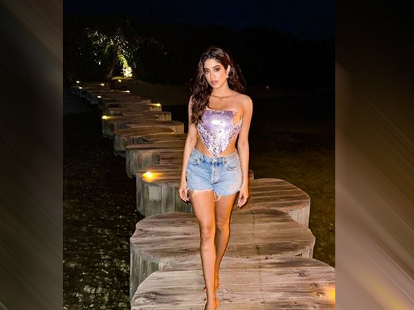 नियॉन बिकनी से लेकर शिमरिंग आउटफिट्स