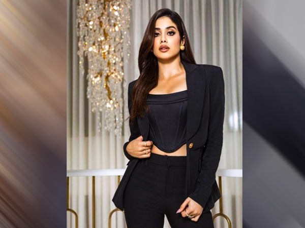 सिग्नेचर वर्साचे गोल्ड बटन आउटफिट की कीमत 