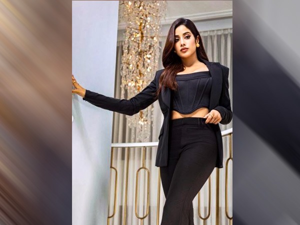 स्टाइलिश फॉर्म-फिटिंग ब्लैक पैंटसूट