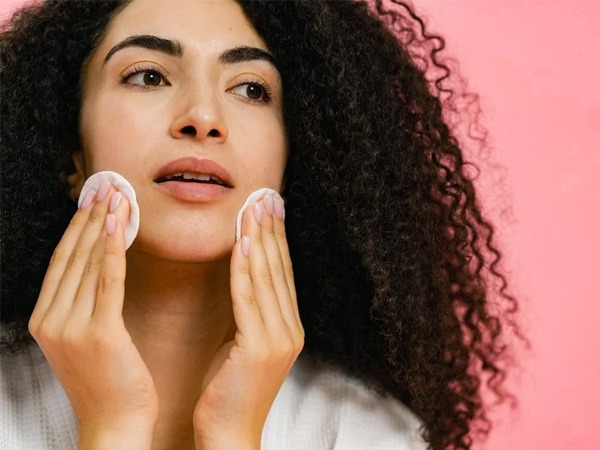 अपनी त्वचा को प्राकृतिक तेलों से दूर करता है