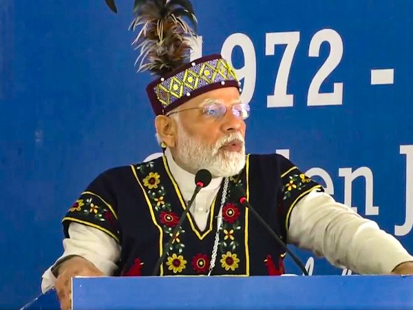 प्रधानमंत्री ने पारंपरिक खासी पोशाक पहना 