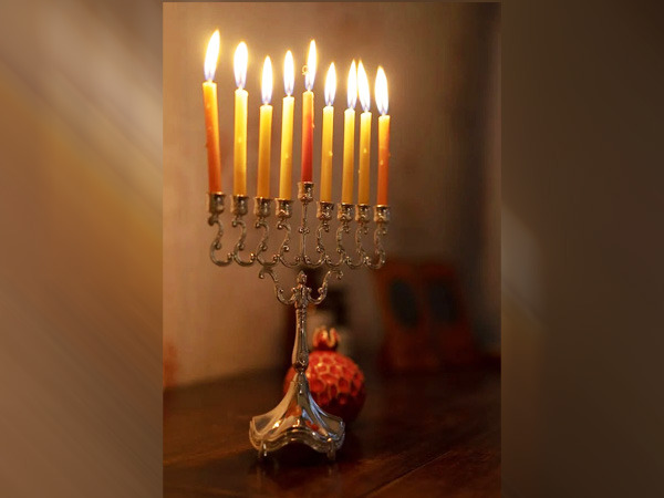 हनुका मेनोराह में पवित्र रोशनी 