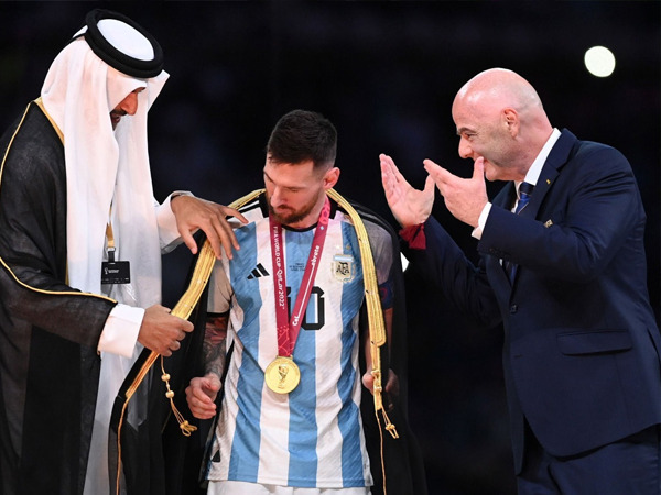 ये मुख्य रूप से खाड़ी देशों में पहना जाता है। ये मुख्य रूप से खाड़ी देशों में पहना जाता है।