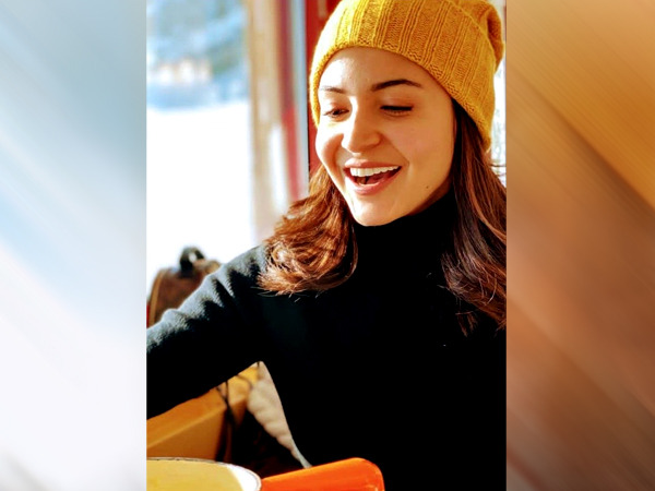 अनुष्का की क्लासिक स्वेटशर्ट अनुष्का की क्लासिक स्वेटशर्ट