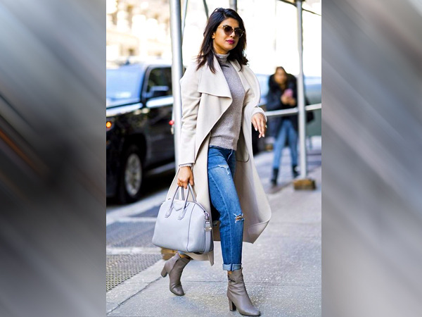 फेस-फ़्रेमिंग बैंग्स के साथ लोब