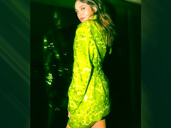 भूमि पेडनेकर का शाइनी पैरेट ग्रीन आउटफिट