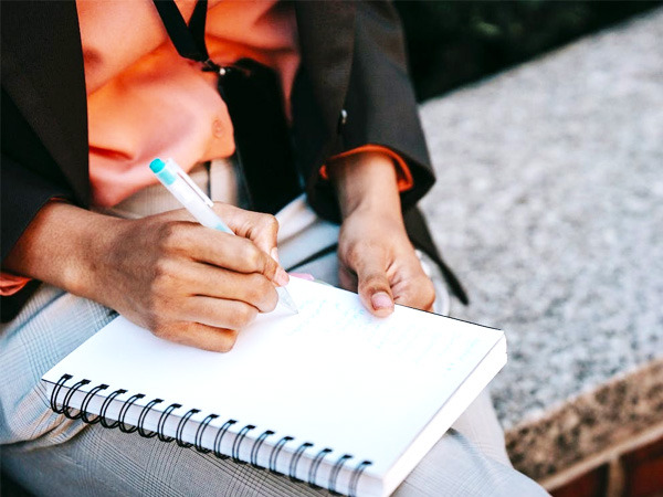 1. अपने रेज्यूलेशन को किसी ऐसी चीज़ में तोड़ दें जिसे डेली रूटीन के छोटे-छोटे कार्यों से हासिल किया जा सकता है