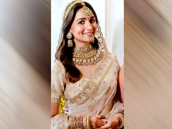 आलिया भट्ट ने आइवरी साड़ी और अनोखे कलीरे 