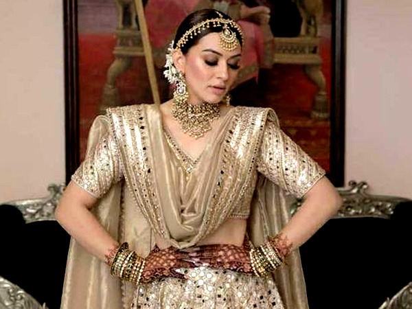 हंसिका मोटवानी का मोर मोटिफ लहंगा