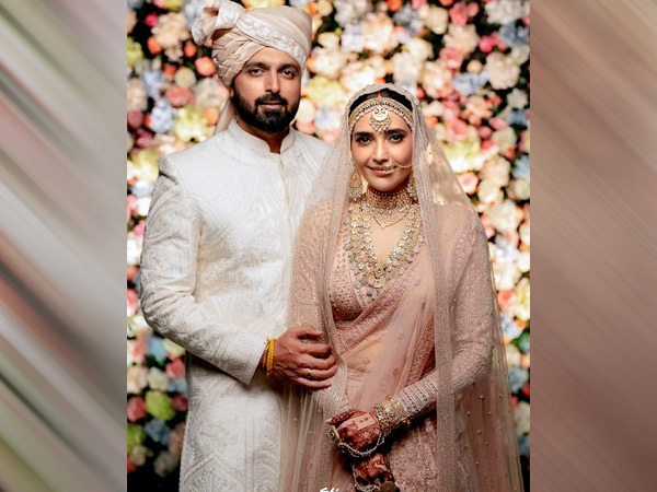 करिश्मा तन्ना का पेस्टल पिंक लहंगा