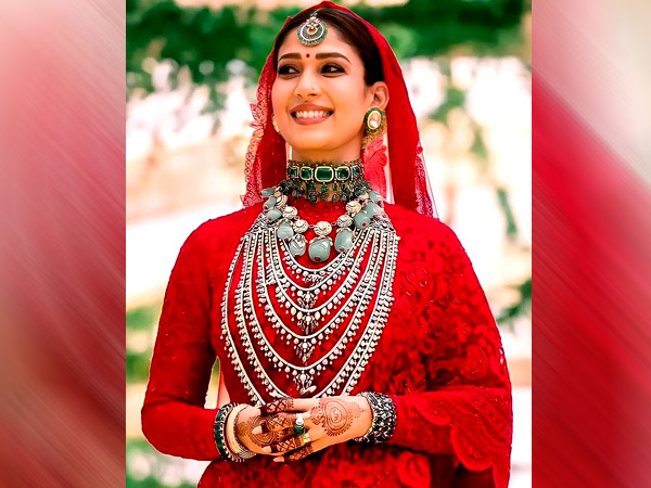 नयनतारा की सिंदूरी लाल साड़ी