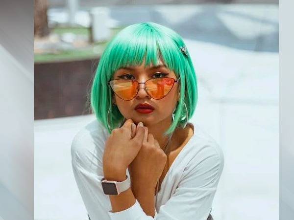 चार मुख्य प्रकार के चश्मे हैं: गोल, कैट आई, एविएटर और वेफ़रर 