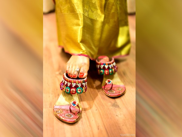 स्ट्रैपी सैंडल स्ट्रैपी सैंडल