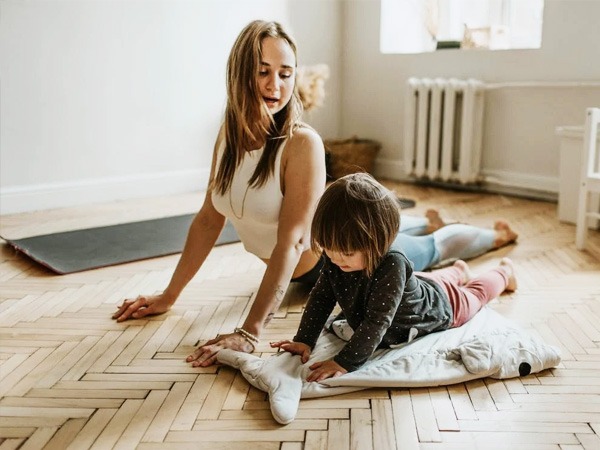 YouTuber से योगा सीखें