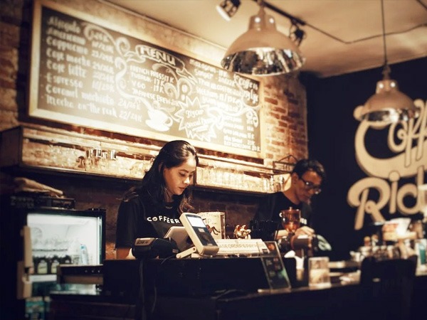 अपने आस-पड़ोस में एक नई कॉफ़ी शॉप आज़माएं