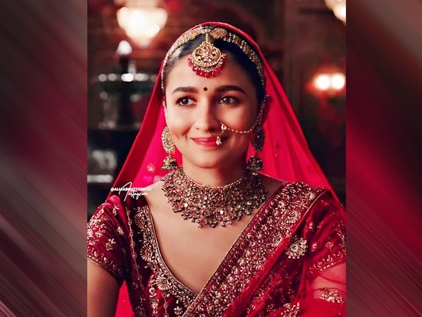 नेचुरल एंड और अर्थी टोन मेकअप ट्रेंड 2023 :