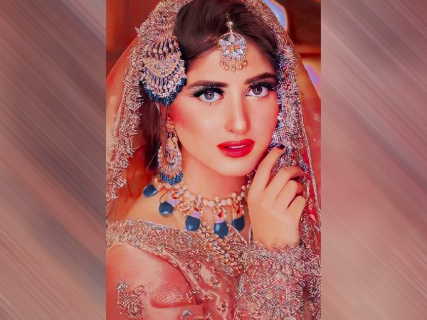 ब्राइट एंड शाइनी कलर फॉर ब्राइड