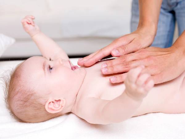 बच्‍चे के शरीर की माल‍िश करें