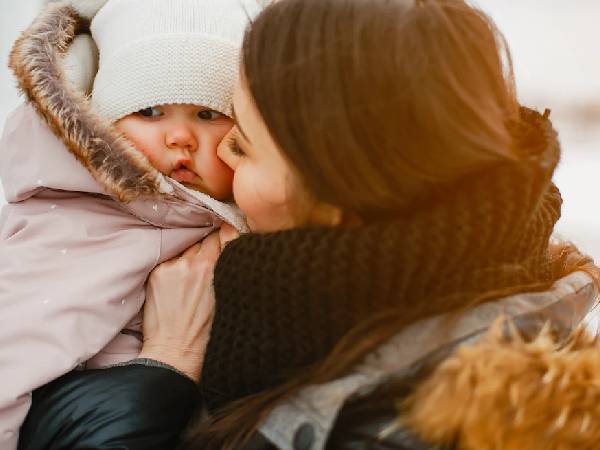 बच्‍चे के तलवे और स‍िर को ढककर रखें 