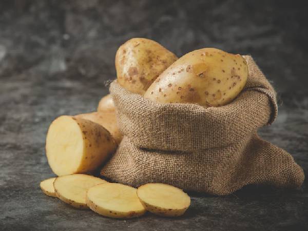 आलू से मिलेगी बेदाग स्किन