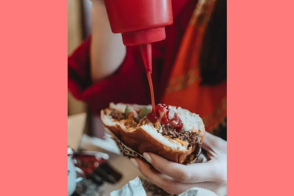 जंक फूड खाना