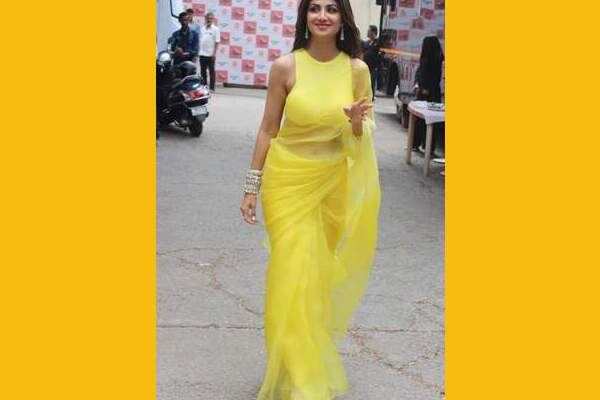 Fashion Tips: येलो ऑर्गेना साड़ी