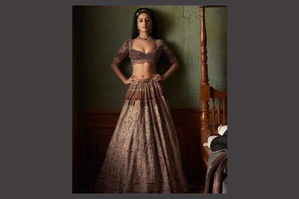 Bridal Lehenga Trends 2023- मरून कलर एंब्रॉयडरी लहंगा 