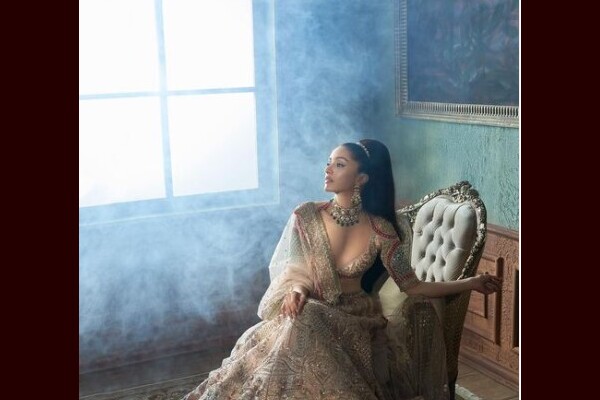 Bridal Lehenga Trends 2023- सिल्वर रंग का लहंगा 